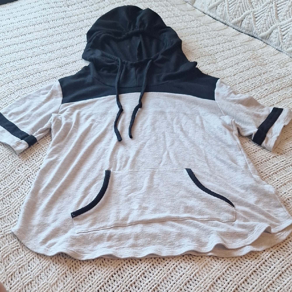 Maurices Gray and Black Hooded Top Size M - Picture 1 of 2